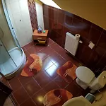 Rum i privatbostad Wynajem Pokoi Pod Lasem *
